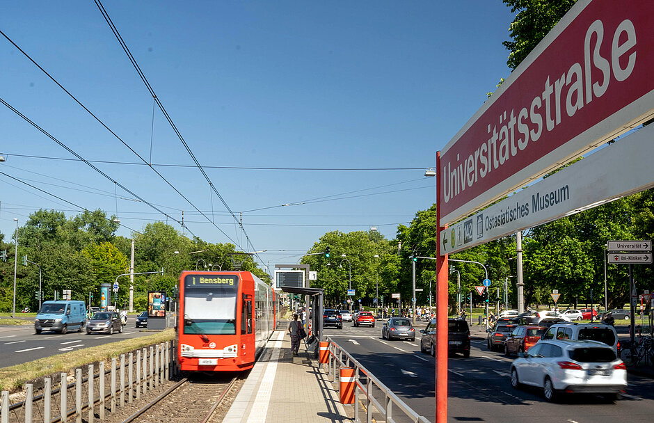 Stadtbahn an der Haltestelle Universitätsstraße auf der Ost-West-Achse Köln.
