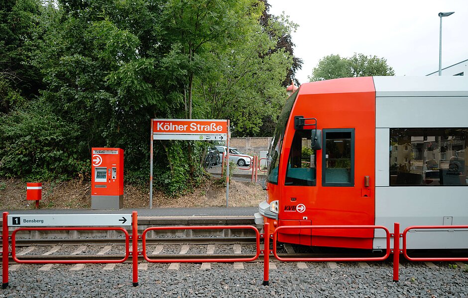 Eine Stadtbahn hält an der Haltestelle Kölner Straße der Ost-West-Achse.